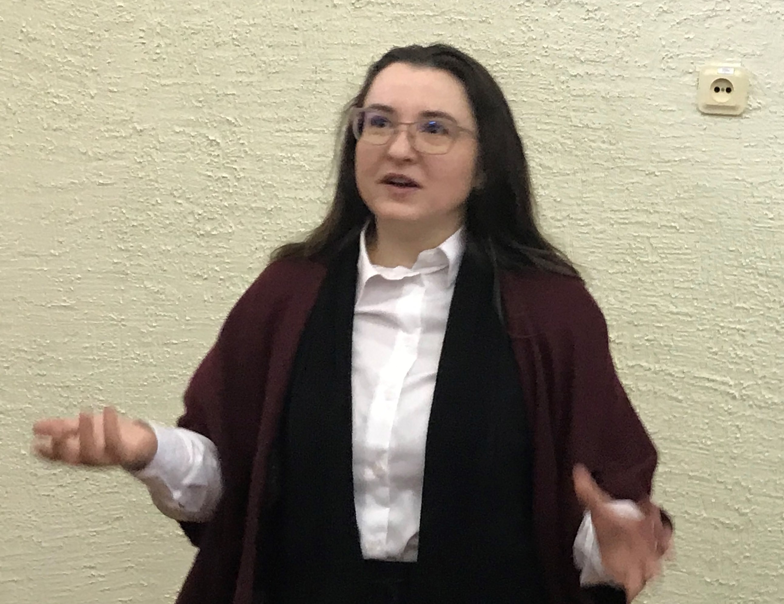 Надія Леонідівна Сеньовська, модераторка заходу, дає настанови студентам